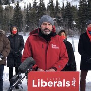 Sandy Silver parle au podium du parti Libéral du Yukon. 