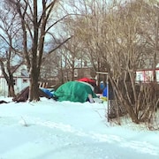 Des tentes plantées dans la neige.
