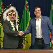 Le chef de la nation crie d'Ahtahkakoop, Larry Ahenakew, serre la main du ministre de la Santé de la Saskatchewan, Paul Merriman le lundi 17 octobre 2022.
