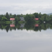 Maisons aux toit rouges et lac