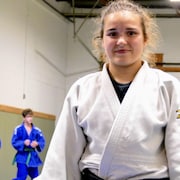 Sarah Ekosky dans un club de judo. 
