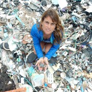 Sarah-Jeanne Royer sur une pile de déchets de plastique.