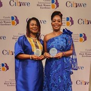 Oyindamola Ajibola et Betty Mutwiri ont reçu des prix lors d'une cérémonie en Ontario au mois d'octobre 2022.