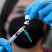 Une infirmière prépare une dose de vaccin contre la variole simienne.