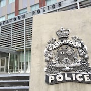 Une façade de l'entrée de la police de Saskatoon.