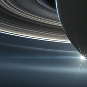 Illustration artistique de la sonde Cassini et de la planète Saturne.