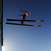 Un skieur qui saute à Whistler. 