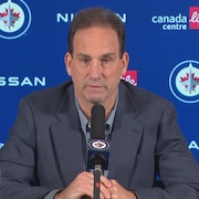 Scott Arniel, l'entraîneur-chef des Jets de Winnipeg, lors d'une conférence de presse le 27 mai 2024.