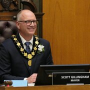 Le maire de Winnipeg, Scott Gillingham, lors de l'assermentation des élus du conseil de ville, le 1er novembre 2022. 