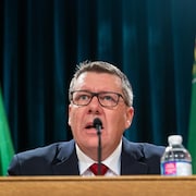 Le premier ministre de la Saskatchewan, Scott Moe, en conférence de presse le 25 octobre 2023.