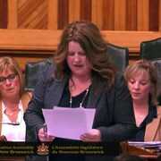Tammy Scott-Wallace s'adresse à l'Assemblée législative.