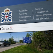 Un panneau affichant le logo et le nom du Service canadien du renseignement de sécurité sur le bord d'une rue.