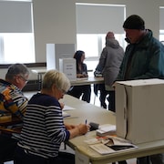 Des citoyens votent dans un bureau de scrutin.