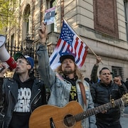 Sean Feucht brandit un prospectus lors d'une manifestation à l'Université Columbia.