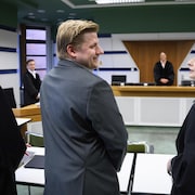 Sebastian Hotz devant le tribunal avec ses avocates Kerstin Schmitt (à droite) et Carolin Lütcke (à gauche).