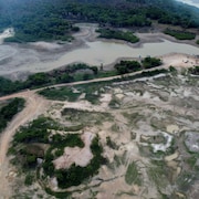 Vue du bas niveau du Rio Negro dû à la sécheresse, à Iranduba, Amazonas, dans le nord du Brésil, le 23 septembre 2023. 