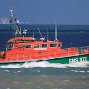 Un bateau de sauvetage entre dans le port de Calais.