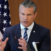 Le secr&eacute;taire &agrave; la D&eacute;fense des &Eacute;tats-Unis, Pete Hegseth, sur une tribune.