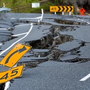 Une route de goudron avec des failles et des trous.
