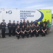 Des membres du personnel des services paramédicaux.