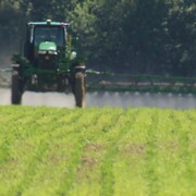En ciblant les pesticides, l’eau et les sols, on touche aux véritables enjeux environnementaux du milieu agricole.