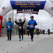 Des coureurs lors d'un semi-marathon en automne.