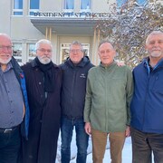 Cinq hommes prennent la pose en groupe devant la Résidence St-Michel.