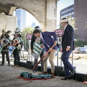 Le premier ministre Justin Trudeau se prépare à soulever une pelletée de terre cérémoniale dans le cadre de l'annonce officielle du début des travaux du projet immobilier Senakw de la Première Nation Squamish le 6 septembre 2022.
