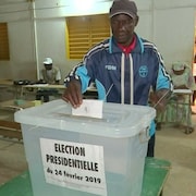 Un électeur sénégalais dépose son bulletin de vote lors de l'élection présidentielle de février 2019.