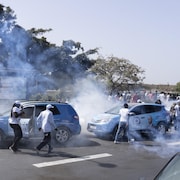 La police antiémeute sénégalaise lance des gaz lacrymogènes sur les partisans du candidat présidentiel de l'opposition Daouda Ndiaye à Dakar le dimanche 4 février 2024. 