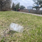 Des citoyens ramassent des déchets sur un sentier.