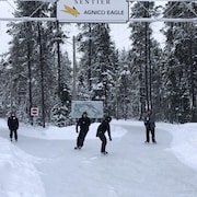 Quatre personnes patinent dans le sentier glacé de Val-d'Or.