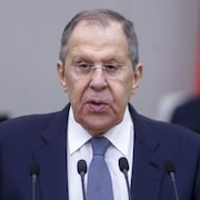 Sergueï Lavrov parle dans une salle.