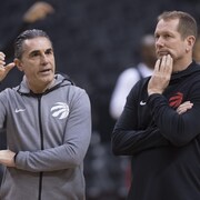 Sergio Scariolo et Nick Nurse discutent lors d'une séance d'entraînement.