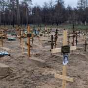 Des dizaines de croix en bois pour les nouvelles tombes. 