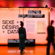 On voit des ombres devant des affiches de « Sexe, désirs et data ».