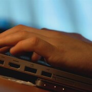 Des mains sur un clavier.