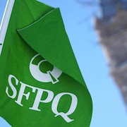 Un drapeau du SFPQ devant l'Assemblée nationale.