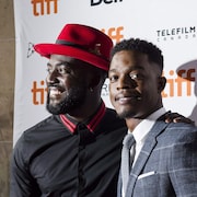 Les deux hommes prennent la pose pour les caméras sur le tapis rouge du Festival international du film de Toronto.