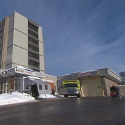 Hôpital de Shawinigan l'hiver avec des gens et une ambulance