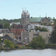 Une vue du centre-ville de Shawinigan de l'autre côté de la rivière Saint-Maurice.