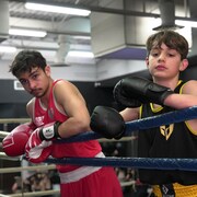 Deux adolescents boxeurs dans un ring.