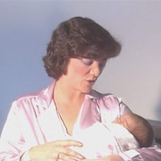 Sheila Copps en train de bercer sa fille le 27 mars 1987.