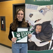 Shelby Harris, une élève du Pavillon Gustave Dubois de l'École canadienne-française de Saskatoon, reçoit la bourse d'études « Best and brightest entrance scholarship » le 9 mars 2023.