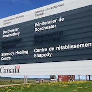 Affiche sur laquelle il est écrit : Pénitencier de Dorchester au-dessus et Centre de rétablissement Shepody en dessous.