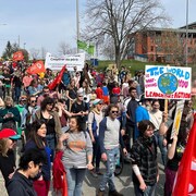 Des centaines de manifestants pour le climat dans la rue. 