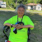 Shirley Williams porte un chandail avec une inscription anichinabée qui signifie la marche de l'eau du ruisseau Junction.