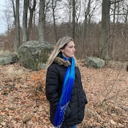 Sidonie marche dans un boisé à l'automne.
