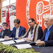 Des dignitaires, dont le premier ministre Eby, en train de signer des documents, le 14 avril 2024.
