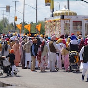 Des participants à un défilé, issus de la communauté sikhe, à Saskatoon. 